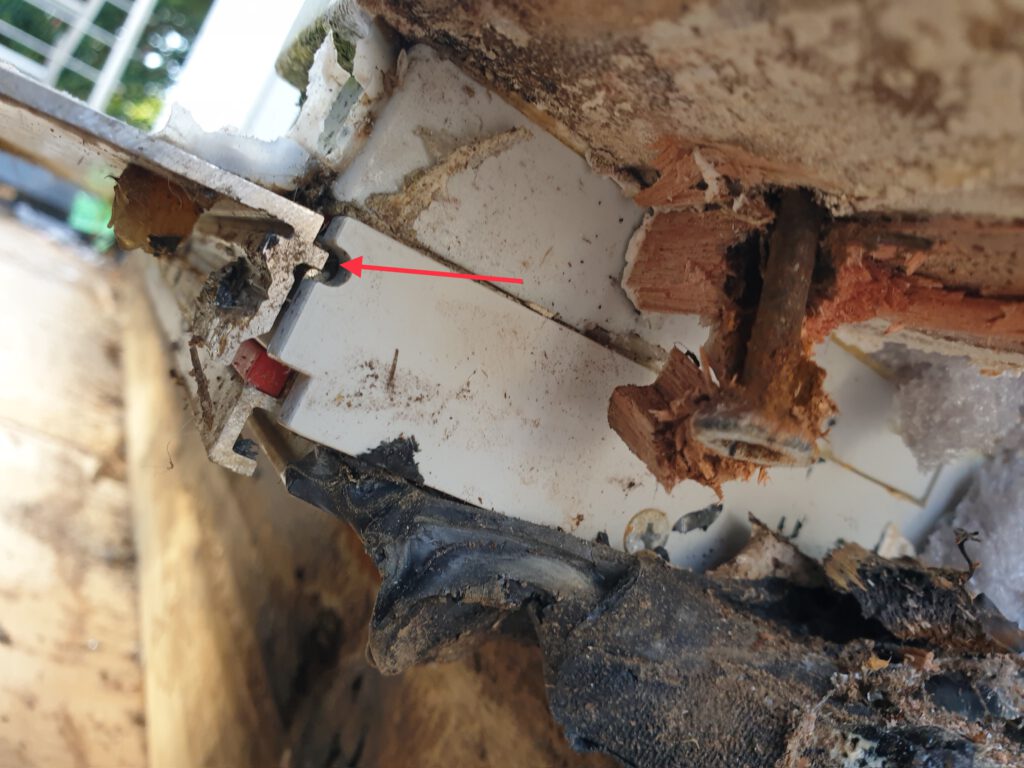 Ansicht eines unteren Rahmenprofil von einer Hebeschiebetüre die durch Feuchte einen Schaden hat.